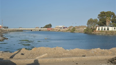 محافظ بورسعيد يتابع بدء أعمال هدم كوبري الحرفيين المتهالك بمدينة بورفؤاد استعدادٱ لإقامة كوبري جديد مزدوج  