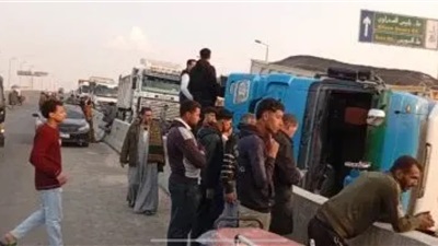 انقلاب مقطورة محملة بـ50 طن وقود طائرات بالجيزة 