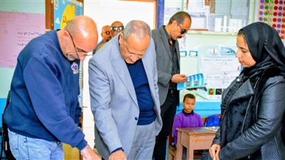 مدير تعليم بورسعيد يتابع نسب الحضور والتقييمات بمدرسة 6 أكتوبر الابتدائية 