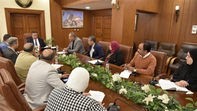 محافظ بورسعيد يبحث الخطوات التنفيذيه لبدء صرف المستحقات المتأخرة للمعلمين 