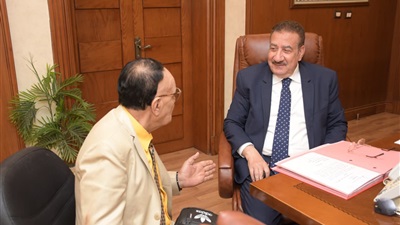 محافظ بورسعيد يلتقي أسر الشهداء والمحاربين القدماء  