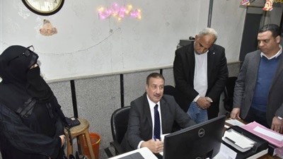 محافظ بورسعيد يتابع انتظام العمل بالمراكز التكنولوجية لخدمة المواطنين بالأحياء ومدينة بورفؤاد 