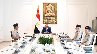السيسي يجتمع بوزير الدفاع ورئيس الهيئة الهندسية بمقر القيادة الاستراتيجية 