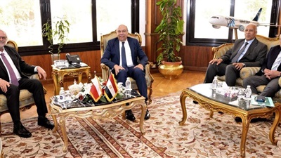 وزير الطيران المدني يبحث مع السفير البولندي سبل تعزيز الحركة الجوية والسياحية بين البلدين 