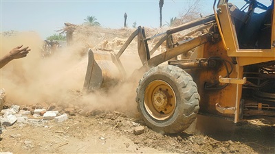 محافظ أسيوط:إزالة 56 حالة تعدي ومخالفة بناء واسترداد 205 أفدنة من أراضي أملاك الدولة 