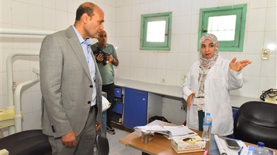محافظ أسيوط يحيل مديرالوحدة الصحية بعرب المدابغ و3 من الأطقم الطبية والتمريض للتحقيق  