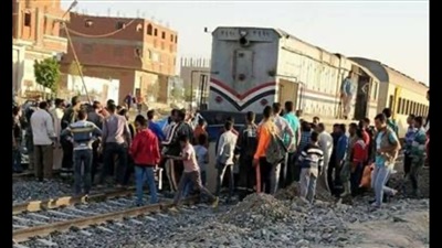 قطار يصتدم بسيارة ملاكي في محافظة السويس.. ووفاة ركاب السيارة الملاكي 