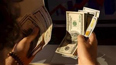 سعر الدولار يواصل تراجعه مقابل الجنيه خلال منتصف تعاملات اليوم 