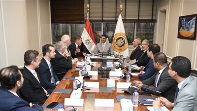 وزير الصناعة يبحث مع وفد شركة مرسيدس-بنز خطط الشركة التوسعية في مصر وتصدير منتجاتها المحلية للأسواق المجاورة 