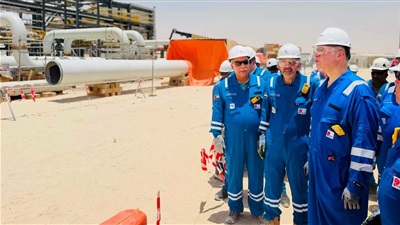 وزير البترول يتفقد موقع عمل بتروجت في تنفيذ أحد المشروعات في الإمارات 