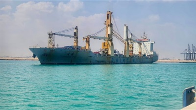 ميناء السخنة يستقبل السفينة CHIPOLBROK SUN وتحمل ونش عملاق بقدرة رفع 150 طن لتشغيل محطة البضائع العامة  