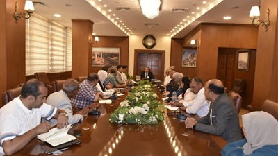  محافظ بورسعيد يتابع خطة صيانة كوبري النصر العائم القديم بالتنسيق مع هيئة قناة السويس  