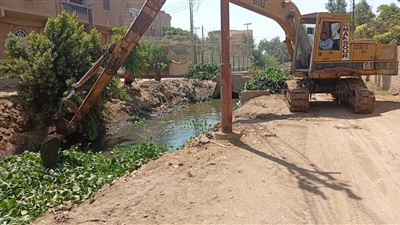 محافظ أسيوط: استمرار تطهير الترع والمصارف ورفع 60 طنًا من نواتج التطهير بمصرف الساحل بقرية العونة 