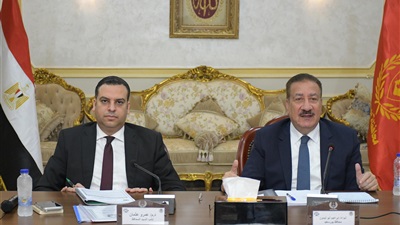 محافظ بورسعيد يترأس جلسة أعمال المجلس التنفيذي ويستعرض خطة متكاملة للارتقاء بالخدمات والتنمية  