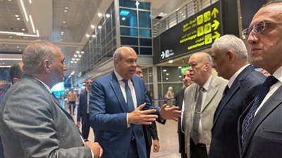وزير الطيران يتابع مستوى الخدمات وانسيابية حركة التشغيل بمطار القاهرة 