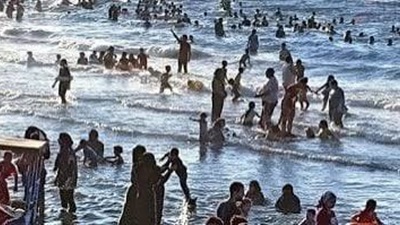 منع نزول البحر بشواطئ جمصة بسبب اضطراب البحر وارتفاع الأمواج 