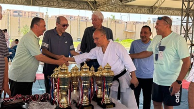 رئيس الاتحاد يسلم جوائز وكوؤس مسابقات الكاراتيه بأولمبياد الشركات  