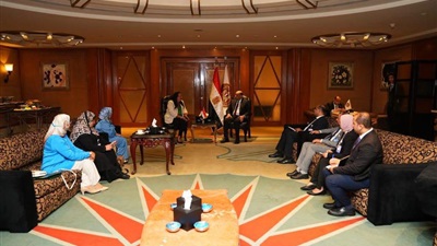 وزير العمل يناقش مع وفد مغربي تبادل الخبرات والتعاون في مجالات الحماية الاجتماعية والتدريب والتشغيل 