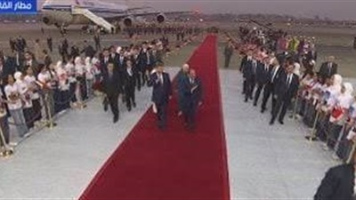 أطفال يحملون أعلام مصر والصين فى استقبال الرئيس الصينى بمطار القاهرة 
