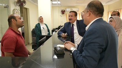 محافظ بورسعيد يتفقد المركز التكنولوجي لخدمة المواطنين بمدينة بورفؤاد  