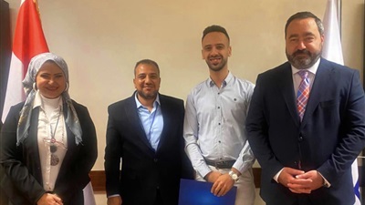 أكاديمية مصر للطيران للتدريب تكرم موظفين لأمانتهم في إعادة مقتنيات ذهبية لأصحابها 