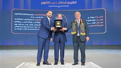 بالأسماء.. الرئيس السيسي يكرم عددًا من أبطال حرب أكتوبر.. وعددًا من أهالي قبائل سيناء 