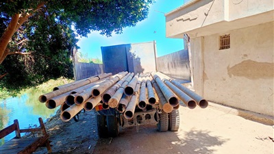 محافظ أسيوط: معاينة الطرق المؤدية لعدد من العزب بالنواورة تمهيدًا لتدعيمها بـ60 عمود إنارة  