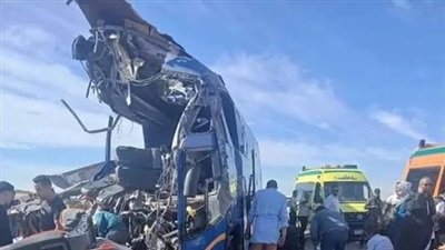 الصحة: 30 مصابا و12 وفاة في حادث تصادم أتوبيس وسيارة نقل على طريق أسيوط الغربي 