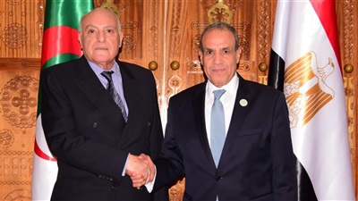 وزير الخارجية يبحث مع نظيره الجزائري دفع التعاون الثنائي والتنسيق إزاء القضايا الإقليمية 
