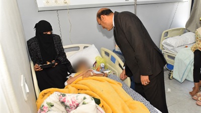 محافظ أسيوط يزور مصابي حادث لاعبي المشروع القومي للموهبة والبطل الأولمبي بمستشفى الشرطة  