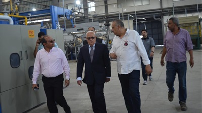 محافظ بورسعيد يتفقد مصنع  شارك تكس للمنسوجات (صور) 