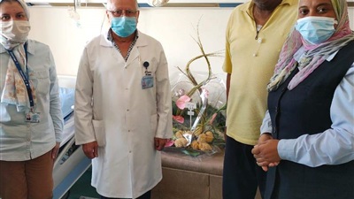 الفريق عباس حلمي يرسل باقات ورد للمرضى بمستشفى مصر للطيران  