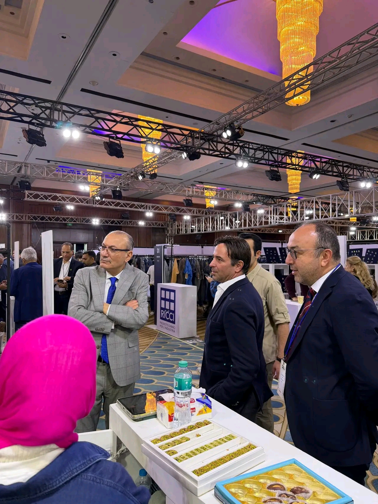 شن يتفقد معرض Cairo