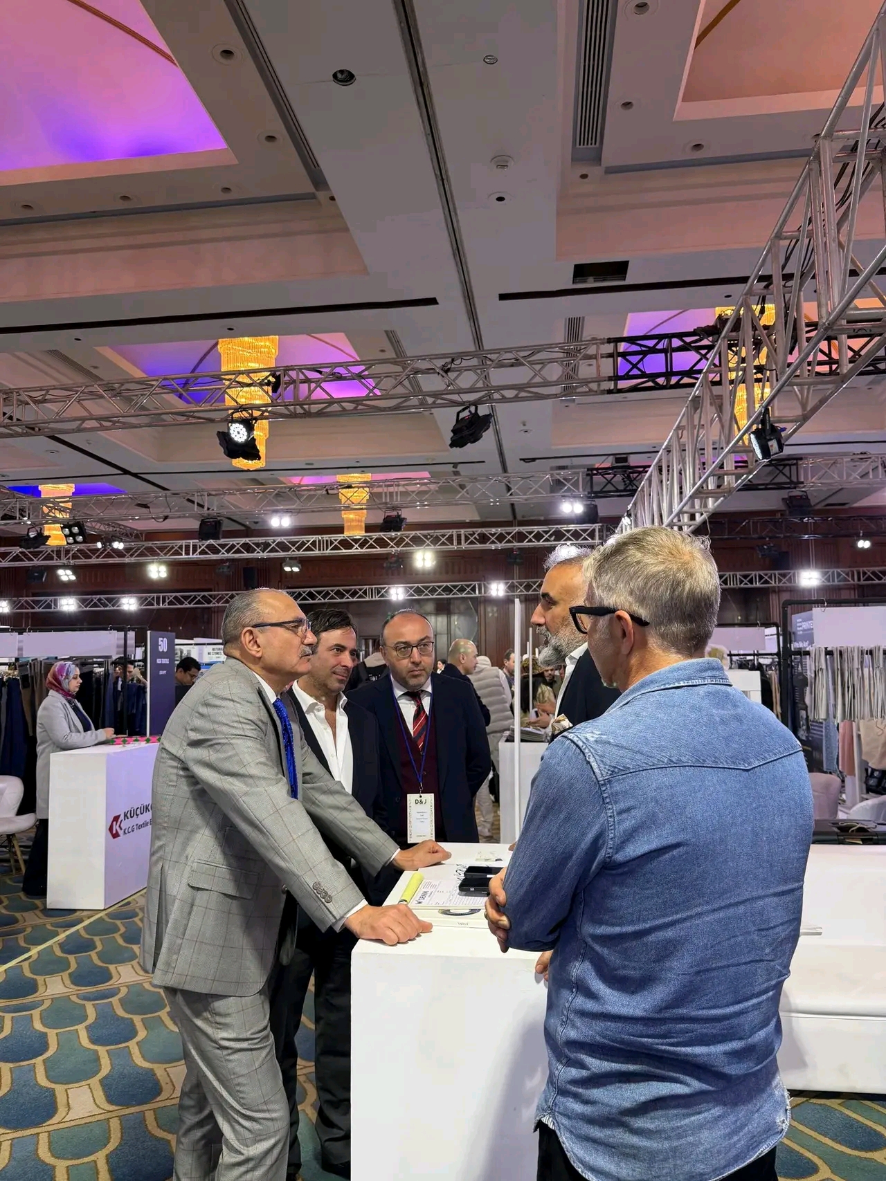 شن يتفقد معرض Cairo