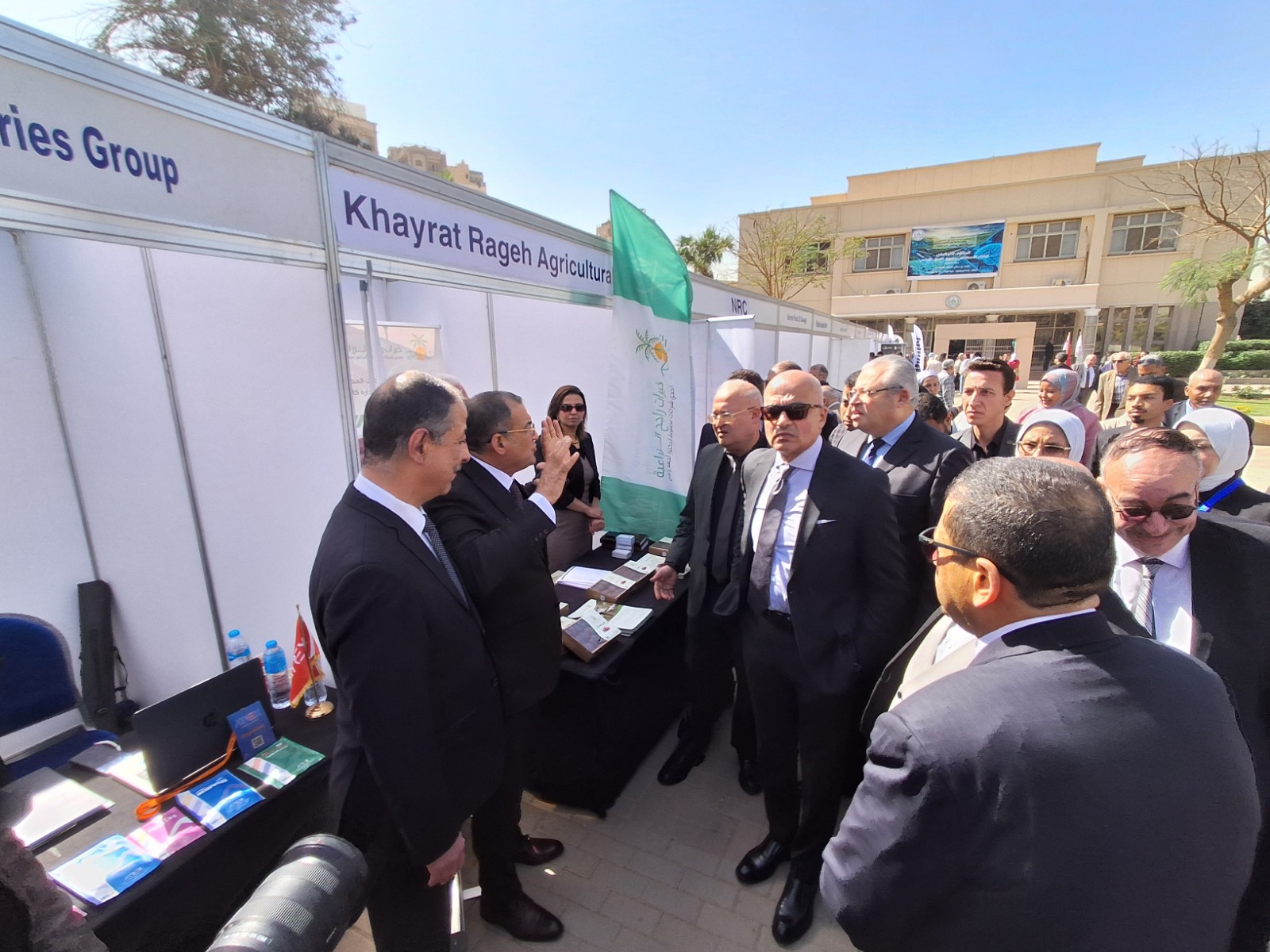 زين العابدين يفتتح