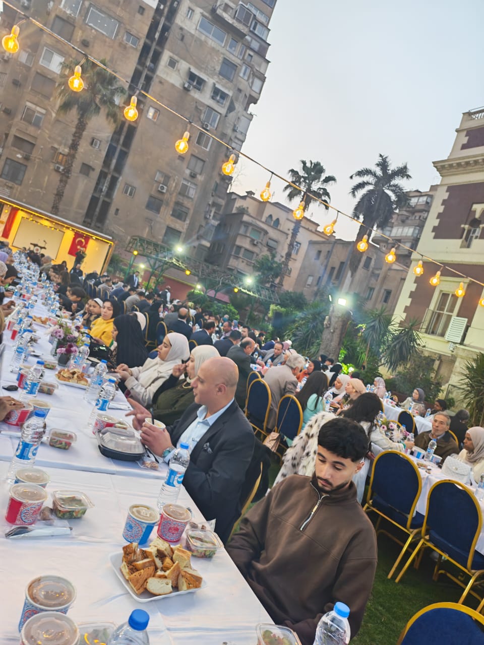 في مأدبة إفطار للأسر